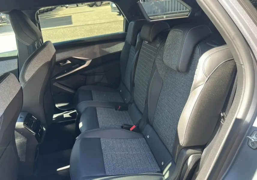 Vue intérieure côté droit sur la banquette arrière cuir tissu gris du Peugeot 5008 Hybrid 145 Allure Plus 2025.