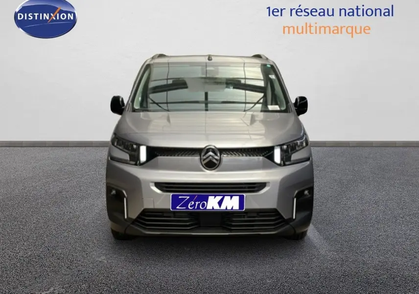 Vue frontale d'un Citroën Berlingo gris Artense métal 2026 avec calandre moderne et feux LED allumés.