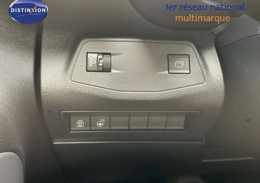 Détail du tableau de bord côté gauche du Citroën Berlingo gris, montrant les commandes d’éclairage et de chauffage du volant.