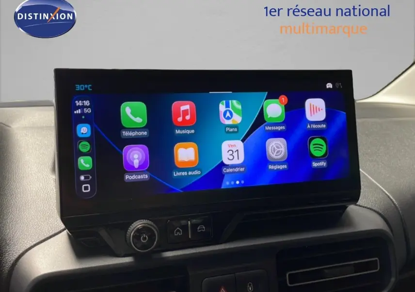 Écran tactile central affichant Apple CarPlay dans l’habitacle du Citroën Berlingo gris Artense 2026.