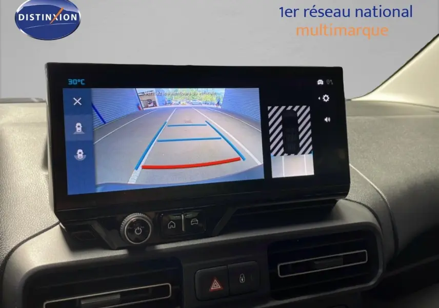Vue rapprochée de l’écran multimédia affichant la caméra de recul du Citroën Berlingo gris Artense 2026.