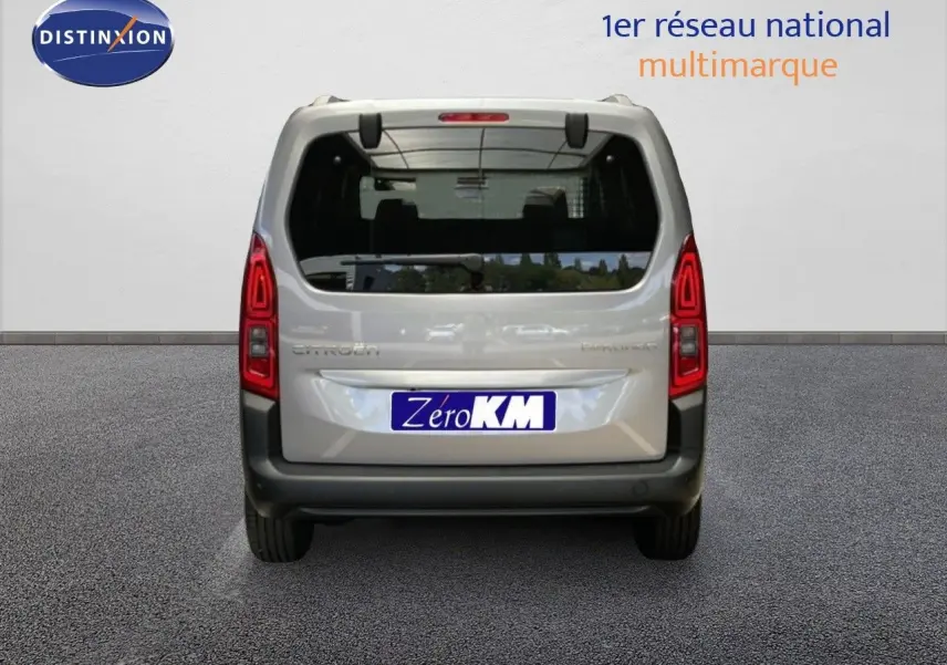 Vue arrière d'un Citroën Berlingo gris Artense métal 2026 avec feux arrière LED et lunette arrière teintée.