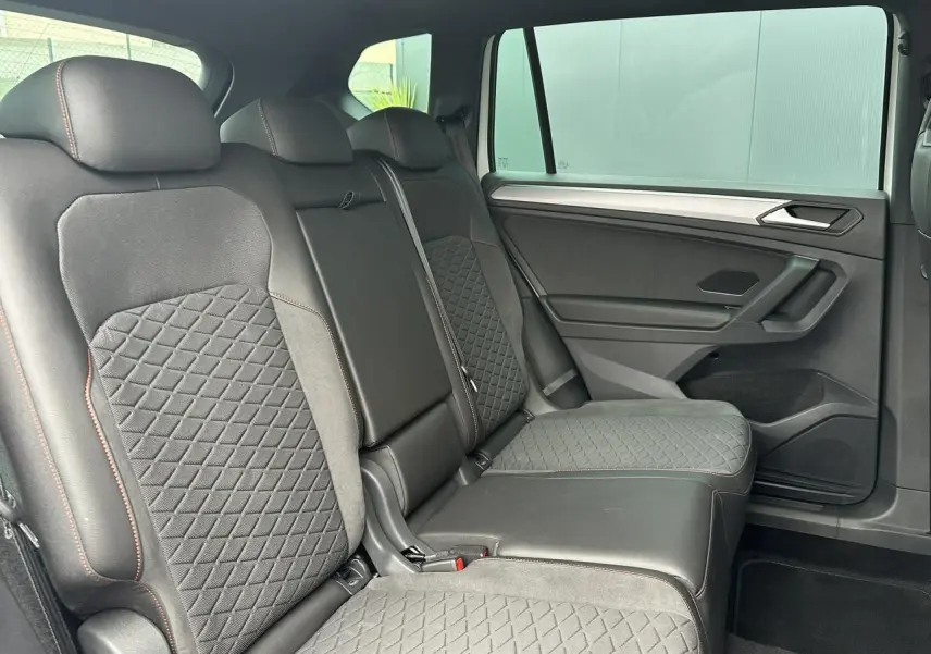 Vue latérale droite des sièges arrière en cuir noir avec surpiqûres rouges du SEAT Tarraco 1.4 e-Hybrid 2024