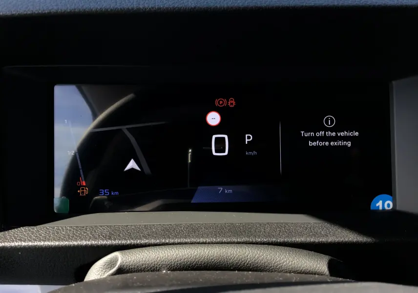 Affichage numérique du tableau de bord du Peugeot Expert Fourgon blanc 2025, indiquant la vitesse à 0 km/h et un message d'arrêt du véhicule.