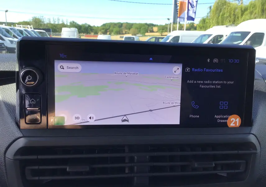 Écran tactile central du Peugeot Expert Fourgon 2025 affichant la navigation et les options radio en intérieur.