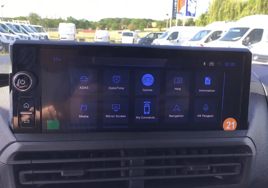 Écran tactile central du Peugeot Expert Fourgon blanc 2025 affichant les options connectées et multimédia.