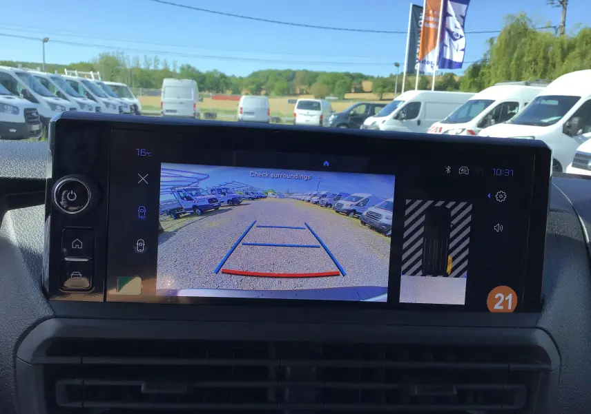 Écran de caméra de recul du Peugeot Expert Fourgon blanc 2025 montrant l'arrière et les véhicules stationnés.