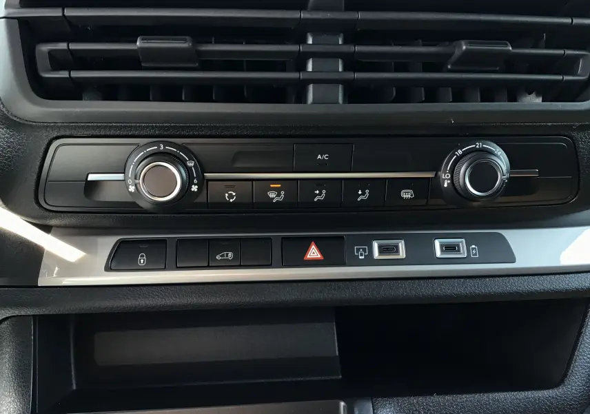 Tableau de bord du Peugeot Expert Fourgon 2025 montrant les commandes de climatisation et ports USB.