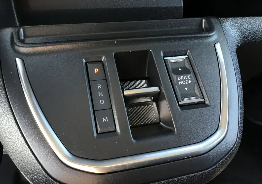 Gros plan sur la commande de boîte automatique et le bouton Drive Mode du Peugeot Expert Fourgon blanc 2025.