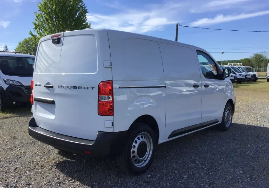 Vue 3/4 arrière droite d'un utilitaire Peugeot Expert Fourgon blanc, avec portes arrière pleines et pare-chocs noir robuste.