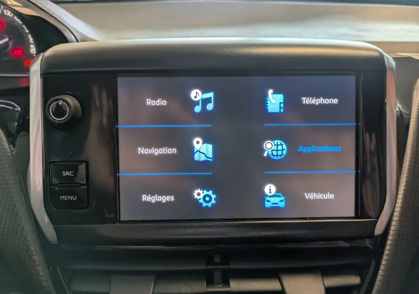 Écran tactile central de la Peugeot 208 Allure 2019 affichant les options Radio, Téléphone, Navigation et Réglages.
