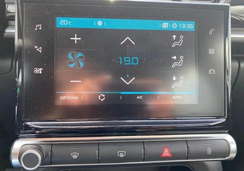 Écran tactile central de la Citroën C3 gris clair 2017 montrant les réglages de climatisation automatique.