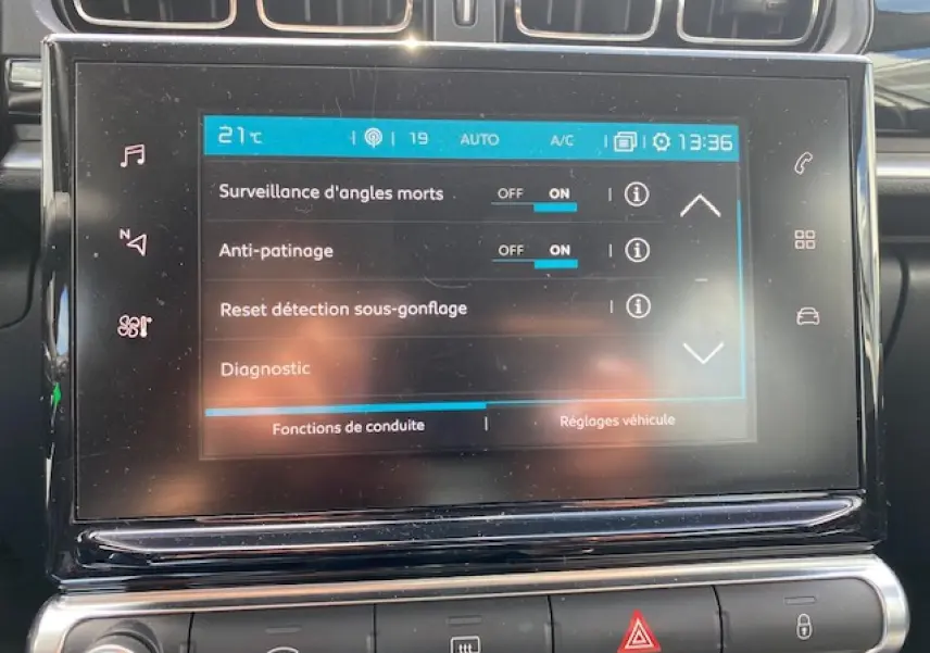 Écran tactile central de la Citroën C3 2017 gris clair affichant les réglages de surveillance d'angles morts et anti-patinage.
