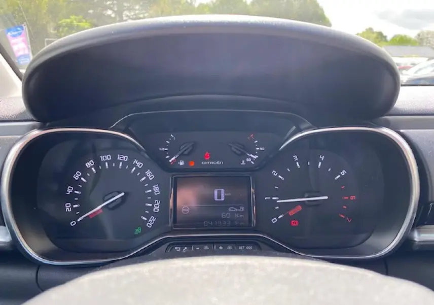 Tableau de bord de Citroën C3 gris clair 2017, affichage numérique au centre avec compte-tours et vitesse analogiques.