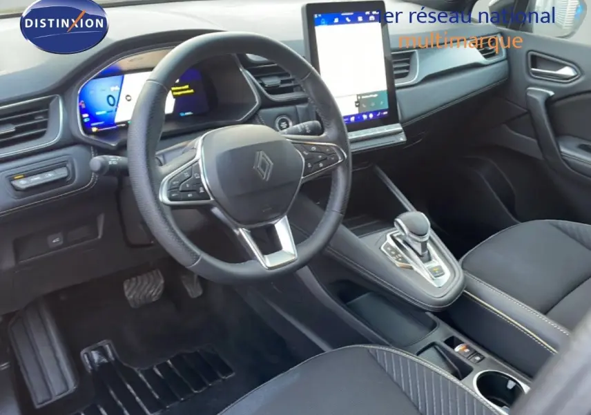 Vue intérieure côté conducteur du Renault Symbioz E-Tech Full Hybrid 145ch Iconic 2025, avec tableau de bord numérique et écran tactile vertical.