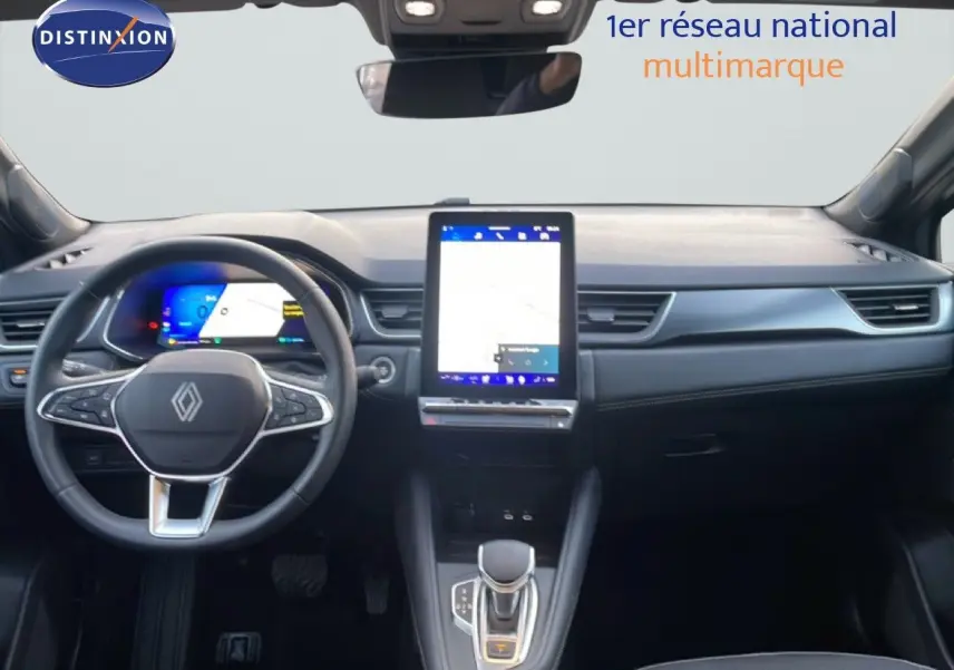 Vue intérieure frontale du tableau de bord de la Renault SYMBIOZ gris Cassiopée avec écran tactile vertical et volant multifonction.