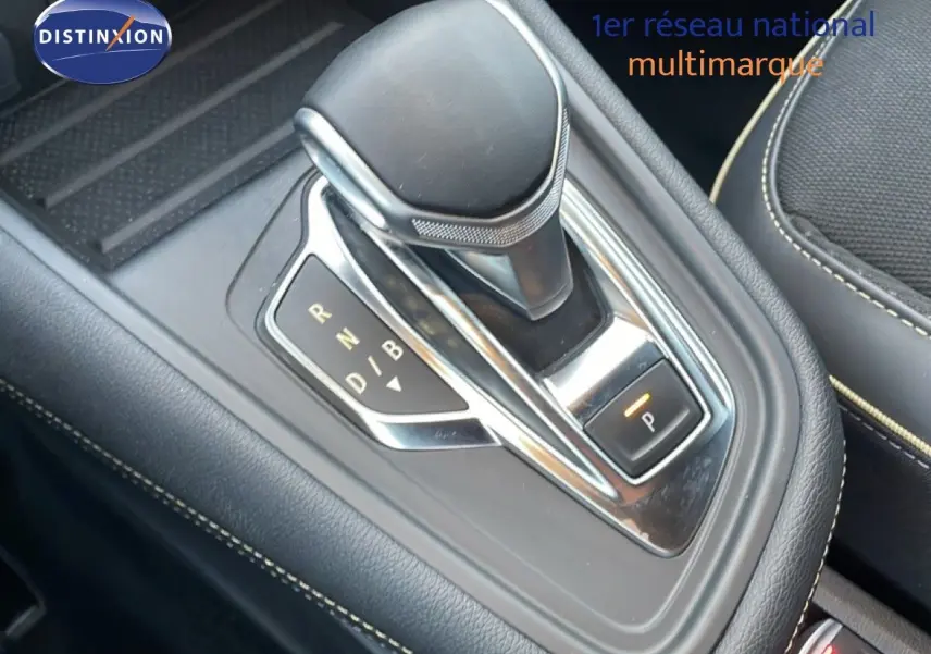 Le levier de vitesses automatique noir et chrome de la Renault Symbioz E-Tech gris Cassiopée, vue intérieure rapprochée.