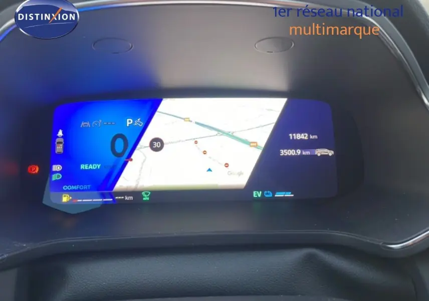 Tableau de bord numérique de Renault Symbioz gris cassiopée, affichage vitesse et navigation en vue frontale.