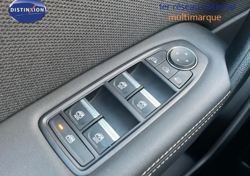 Gros plan sur les commandes des vitres électriques côté conducteur du Renault Symbioz 2025, finition noire avec surpiqûres blanches.