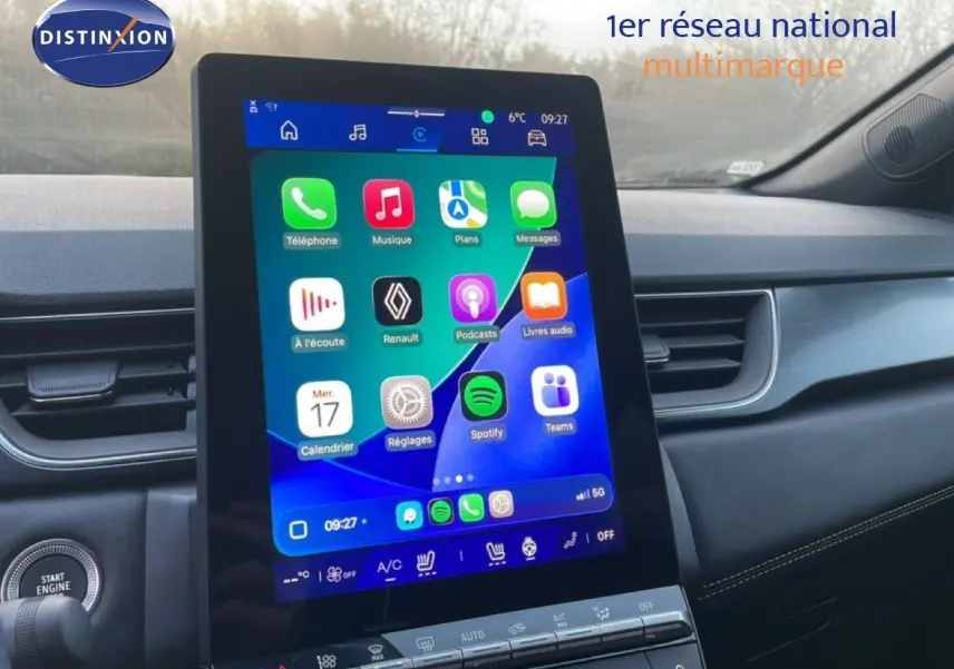 Vue rapprochée de l’écran tactile vertical du tableau de bord de la Renault Symbioz gris cassiopée, avec commandes climatisation visibles.