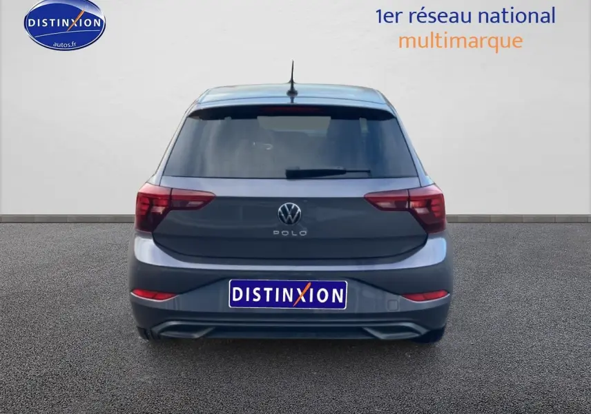 Vue arrière d'une Volkswagen Polo gris cendre 2025 avec feux arrière LED et antenne de pavillon visible.
