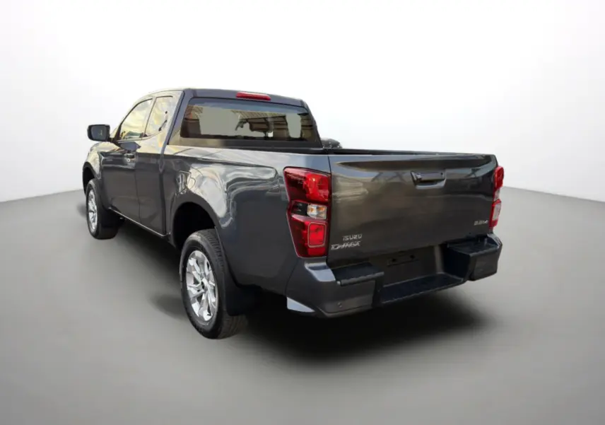 Vue 3/4 arrière gauche d’un Isuzu D-MAX gris obsidian mica avec jantes alu 18 pouces et cabine double.