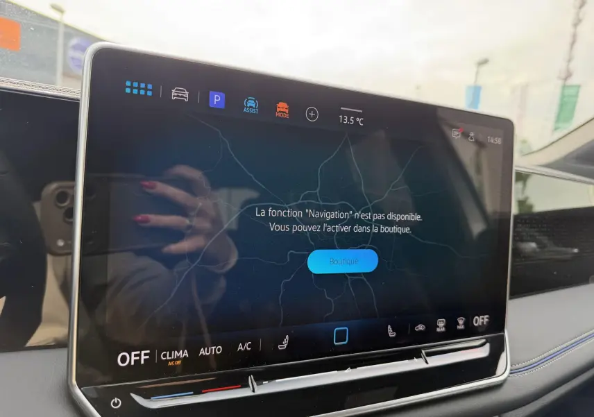 Écran tactile central du Volkswagen Tiguan 2025 affichant un message d’activation de la navigation, vue intérieure.