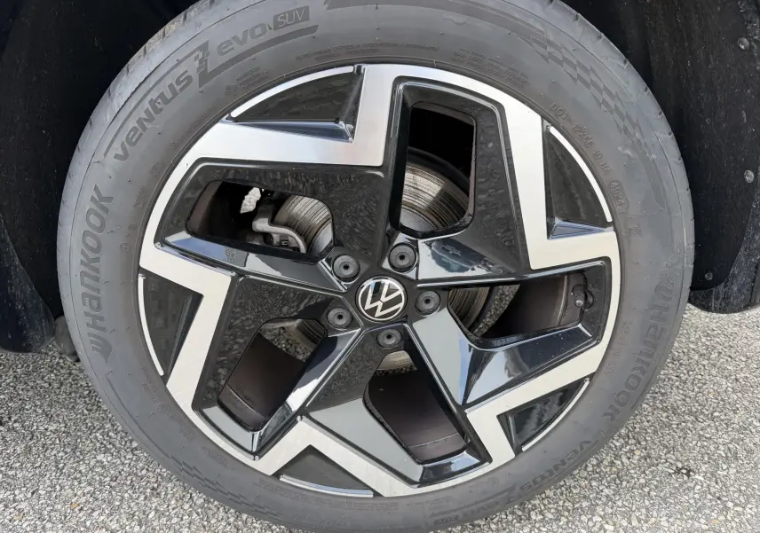 Gros plan sur la jante alliage noir et argentée 19 pouces du Volkswagen Tiguan 2025 avec pneu Hankook Ventus Evo SUV.
