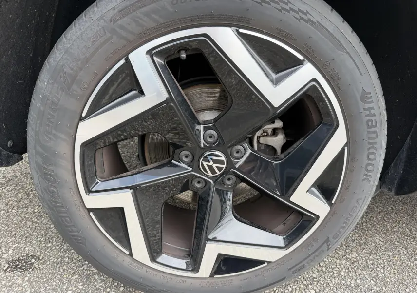 Gros plan sur la jante alliage 19 pouces noire et argentée du Volkswagen Tiguan 2025 avec pneu Hankook.