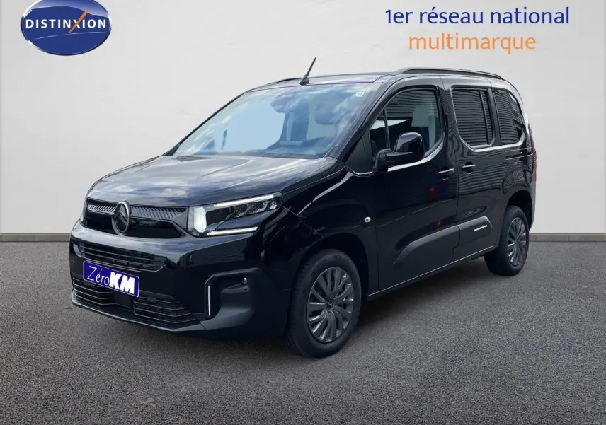 Vue 3/4 avant droite du Citroën Berlingo noir Perla Nera métal, avec calandre moderne et jantes foncées.