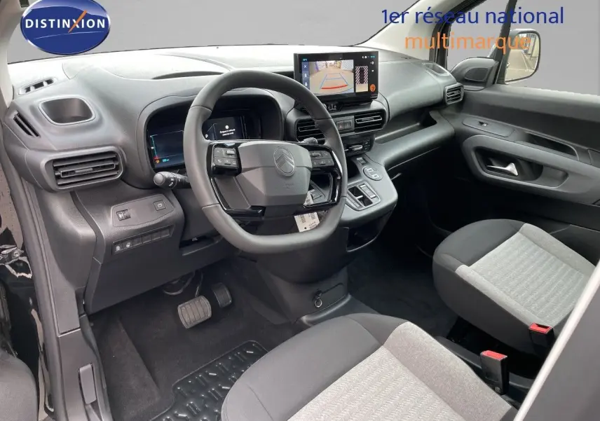 Vue intérieure côté conducteur du Citroën Berlingo 2026 noir, avec tableau de bord moderne et écran tactile affichant la caméra de recul.