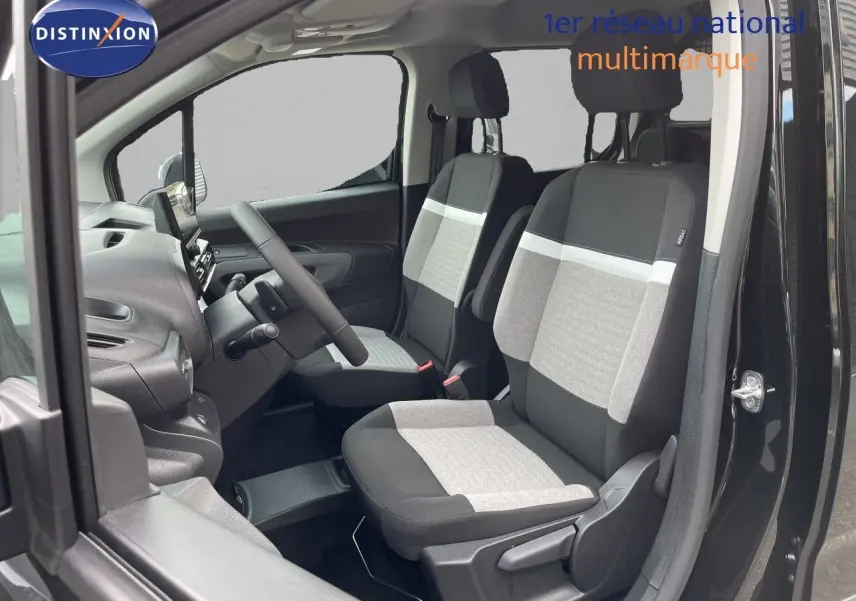 Vue intérieure côté gauche du Citroën Berlingo noir Perla Nera, montrant les sièges avant en tissu bicolore gris et noir.