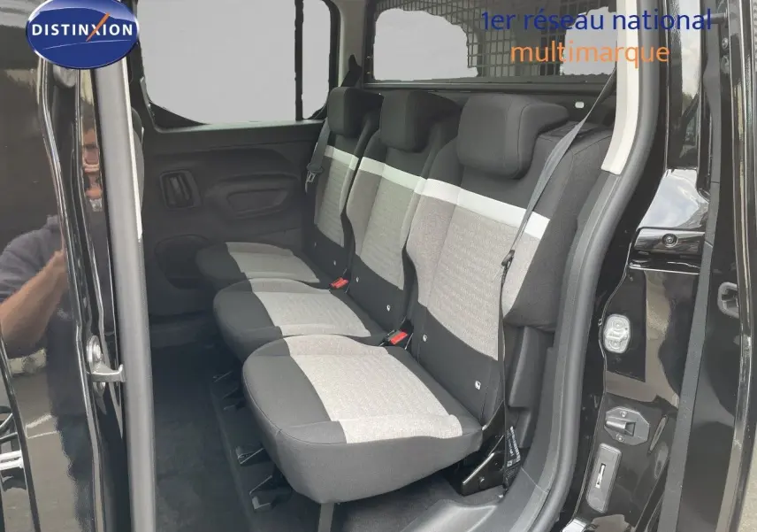 Vue intérieure côté droit sur les sièges arrière en tissu gris et noir du Citroën Berlingo noir Perla Nera 2026.