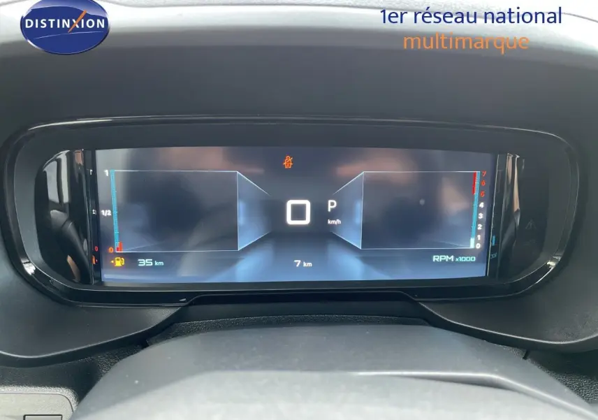 Vue rapprochée du tableau de bord numérique du Citroën Berlingo 2026, affichage digital moderne et épuré.