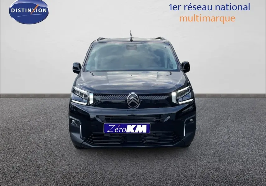 Vue frontale d'un Citroën Berlingo noir Perla Nera Metal avec feux LED allumés sur fond neutre.