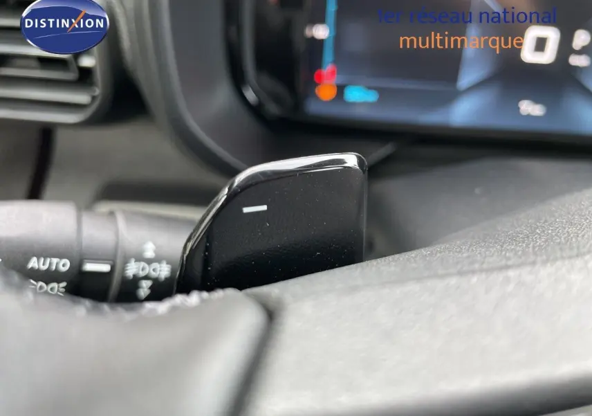 Gros plan sur la palette de changement de vitesse noire côté gauche du volant du Citroën Berlingo MPV M 2026.