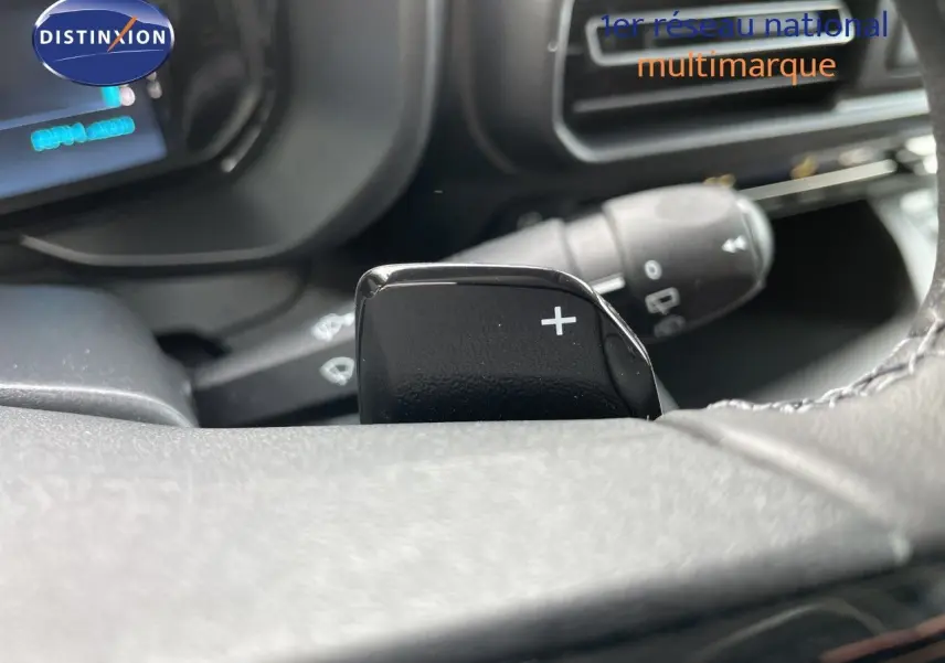 Gros plan sur la palette de changement de vitesse droite du volant d’un Citroën Berlingo noir, intérieur moderne.