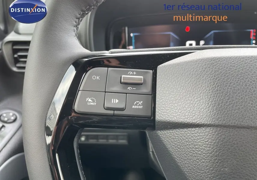 Gros plan sur le volant noir cuir du Citroën Berlingo 2026, avec commandes intégrées côté gauche.