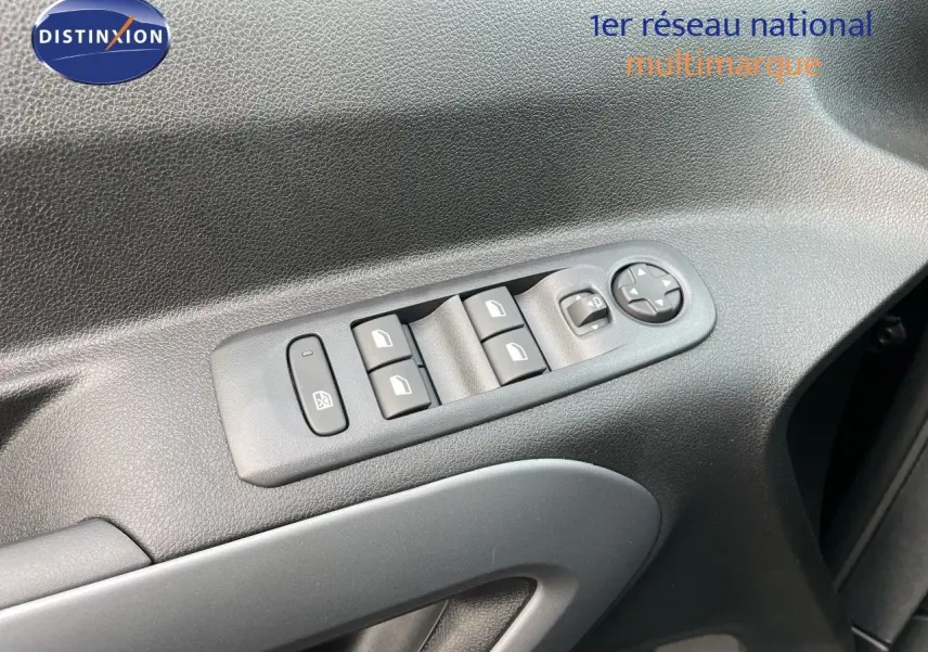 Gros plan sur les commandes des vitres et rétroviseurs côté conducteur du Citroën Berlingo noir Perla Nera 2026.
