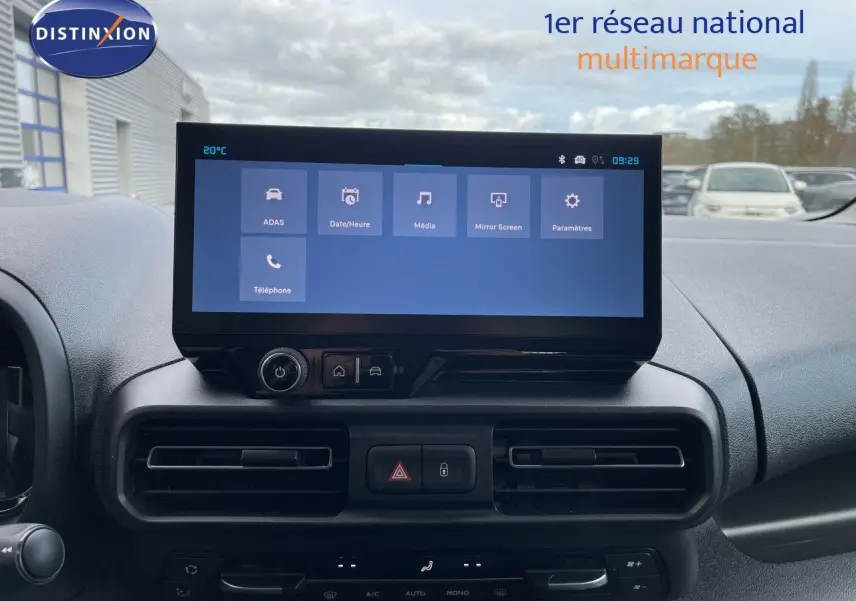 Vue intérieure centrée sur l’écran tactile du tableau de bord du Citroën Berlingo 2026, finition noire.