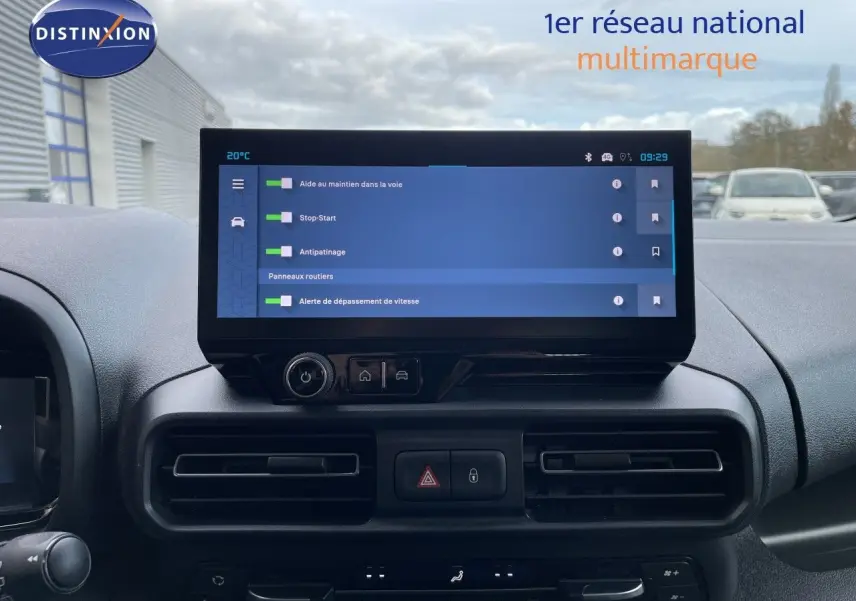 Vue intérieure du tableau de bord du Citroën Berlingo 2026 avec écran tactile affichant les aides à la conduite.