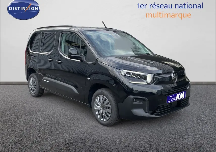 Vue 3/4 avant d'un Citroën Berlingo MPV M noir Perla Nera métallisé, avec calandre et phares modernes visibles.