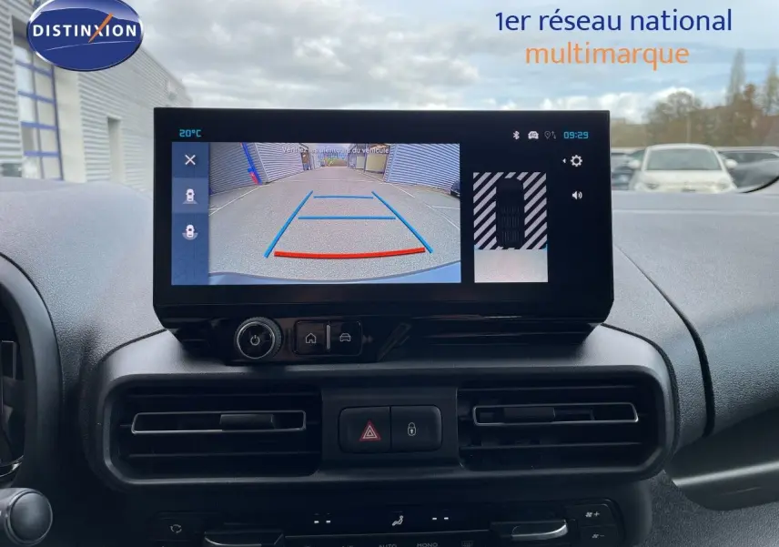 Écran central affichant la caméra de recul du Citroën Berlingo MPV noir, vue intérieure du tableau de bord.