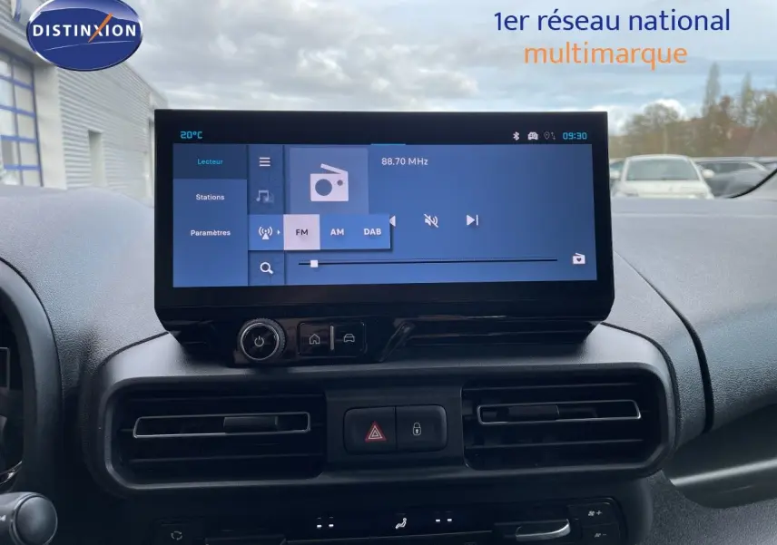 Vue rapprochée de l’écran tactile central et de la console du tableau de bord du Citroën Berlingo noir Perla Nera 2026.