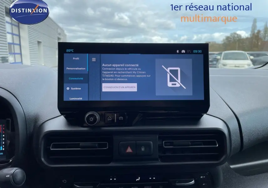 Vue intérieure du tableau de bord du Citroën Berlingo 2026, écran tactile central affichant les options de connectivité.