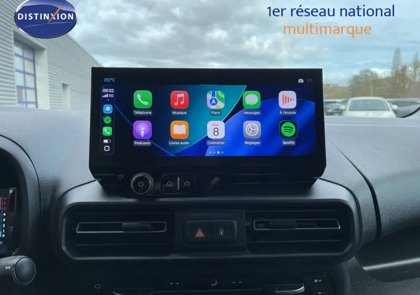 Vue intérieure centrée sur l'écran tactile du tableau de bord du Citroën Berlingo 2026, finition noire.