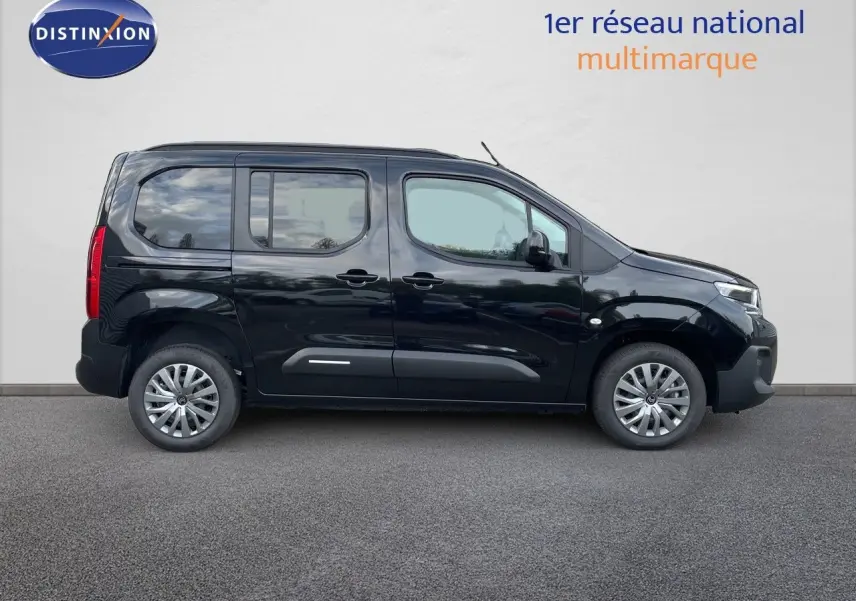 Profil droit d’un Citroën Berlingo noir Perla Nera 2026, version MPV M 1.5 BlueHDi avec jantes alliage et vitres teintées.