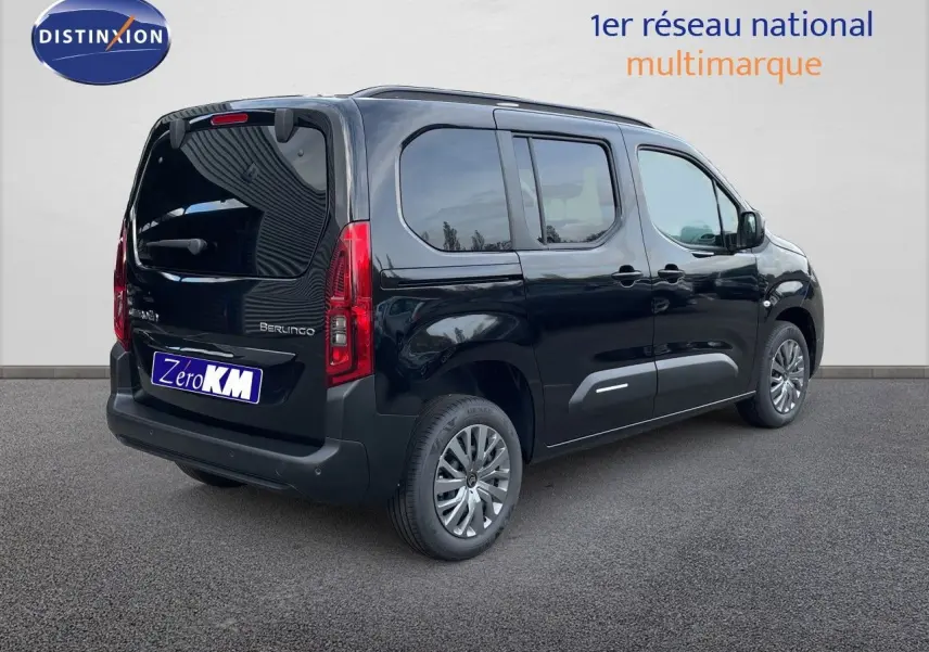 Vue 3/4 arrière droite d'un Citroën Berlingo noir Perla Nera métal avec vitres teintées et jantes alliage.