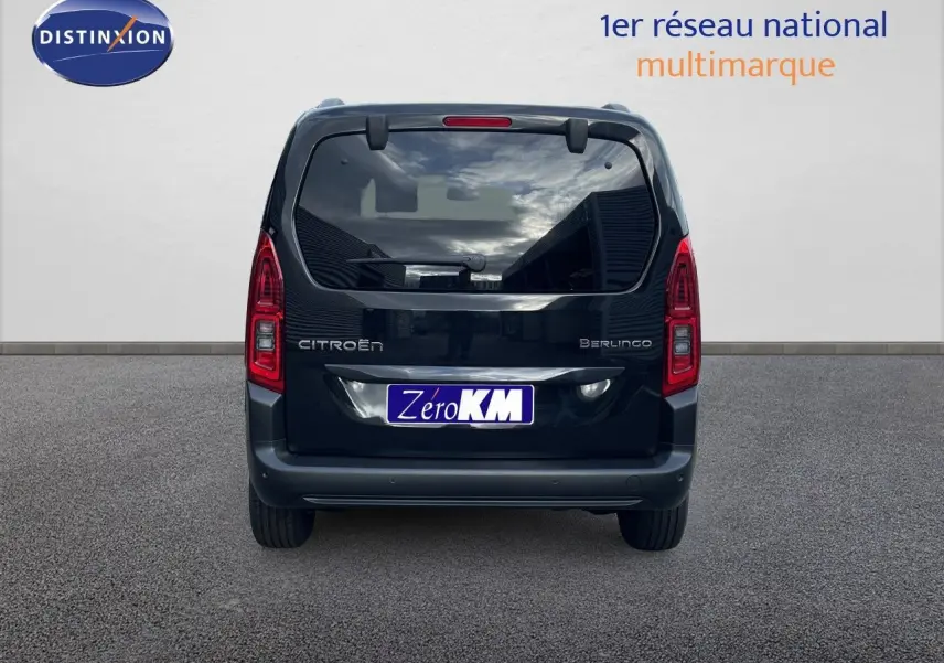 Vue arrière d'un Citroën Berlingo noir Perla Nera métallisé, avec feux arrière verticaux et plaque "Zero KM".