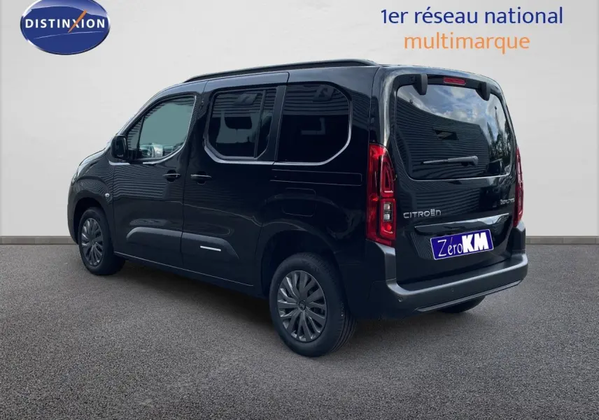Vue 3/4 arrière droite d'un Citroën Berlingo noir Perla Nera métallisé, avec vitres teintées et feux arrière LED.